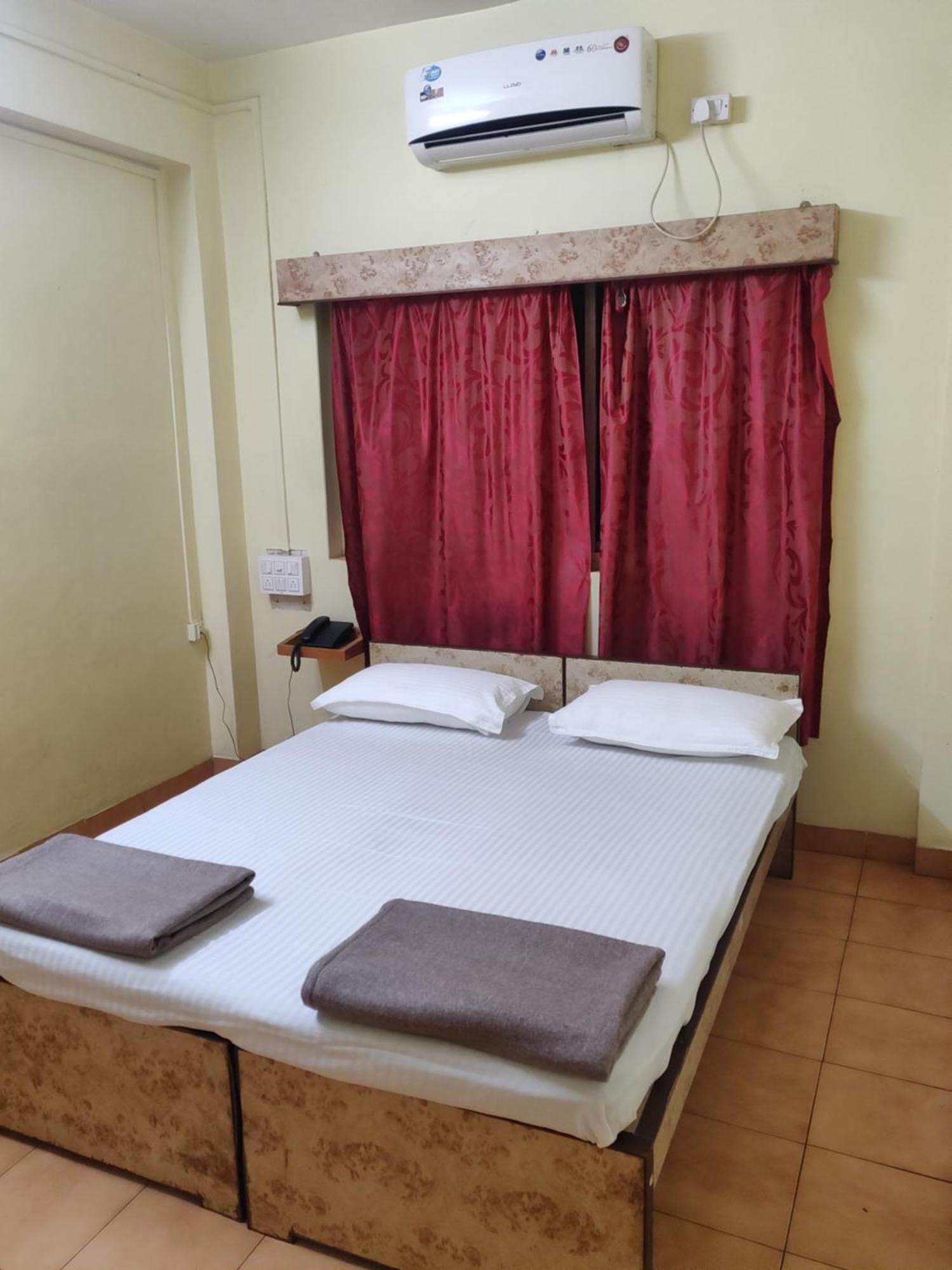 Shraddha Lodge Ratnāgiri Exteriör bild